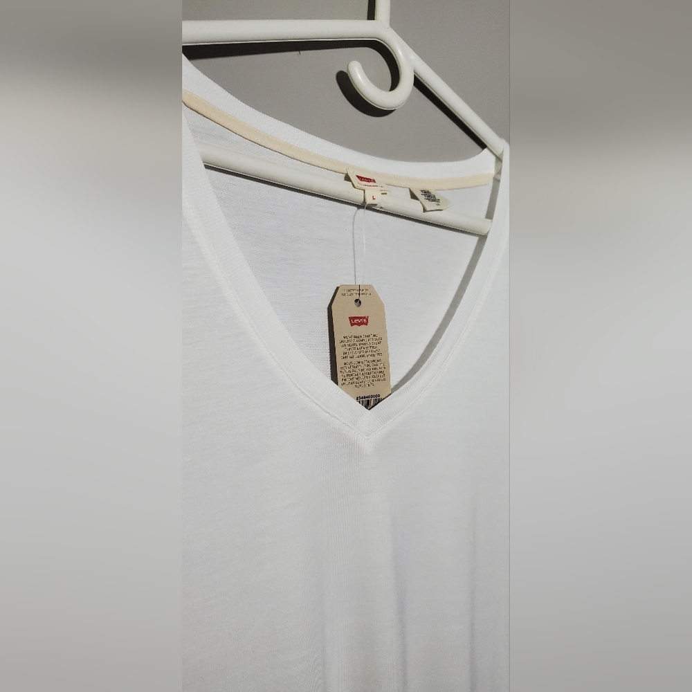NWT Medium & Large Levi's Women's White V-Neck T-Shirt Relaxed Fit - Picture 16 of 16